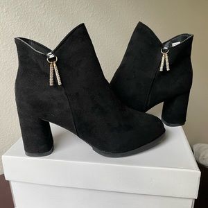 *Never Worn* boutique black boots